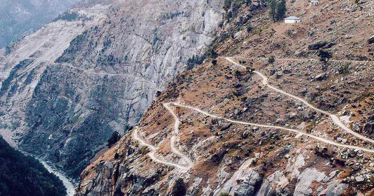 Soldați indieni patrulează de-a lungul Liniei de Control Actual în regiunea Ladakh din Himalaya, decembrie 2025