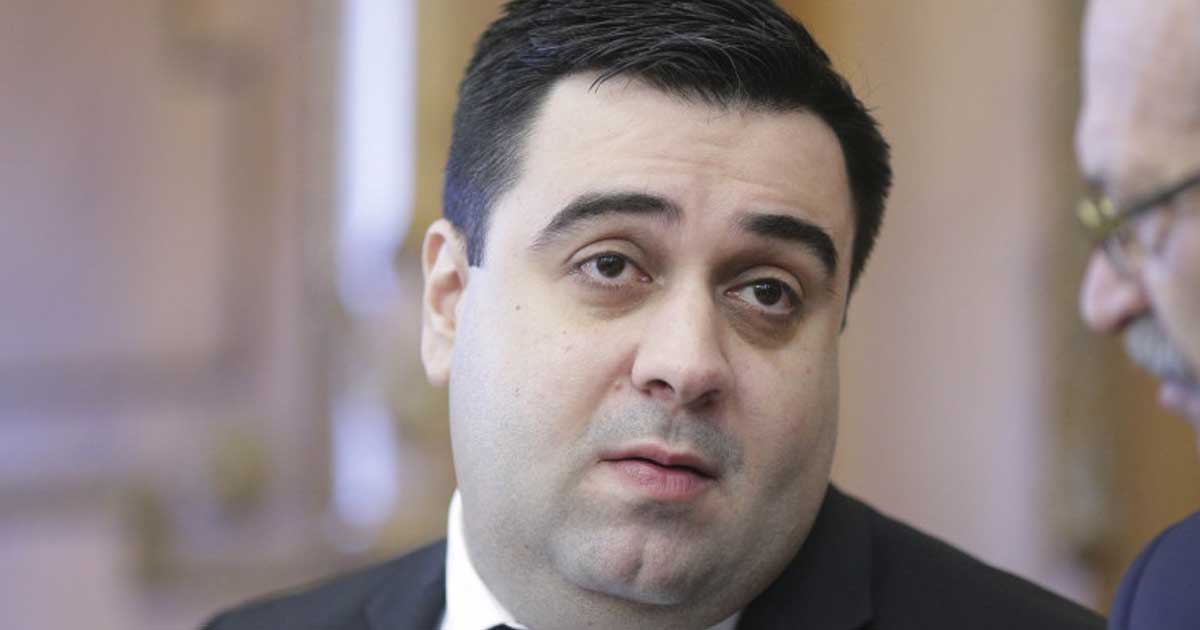 Răzvan Cuc, fost ministru al Transporturilor, escortat de polițiști după arestarea preventivă în dosarul de corupție DNA, decembrie 2025