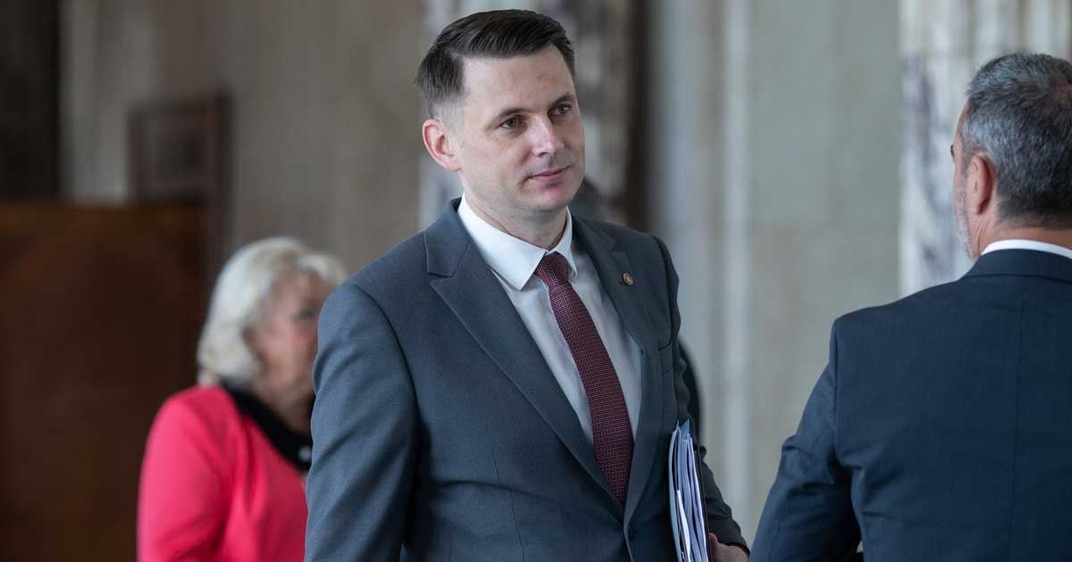 Mircea Abrudean, președintele Senatului României, în timpul unei declarații politice despre reforma pensiilor, decembrie 2025
