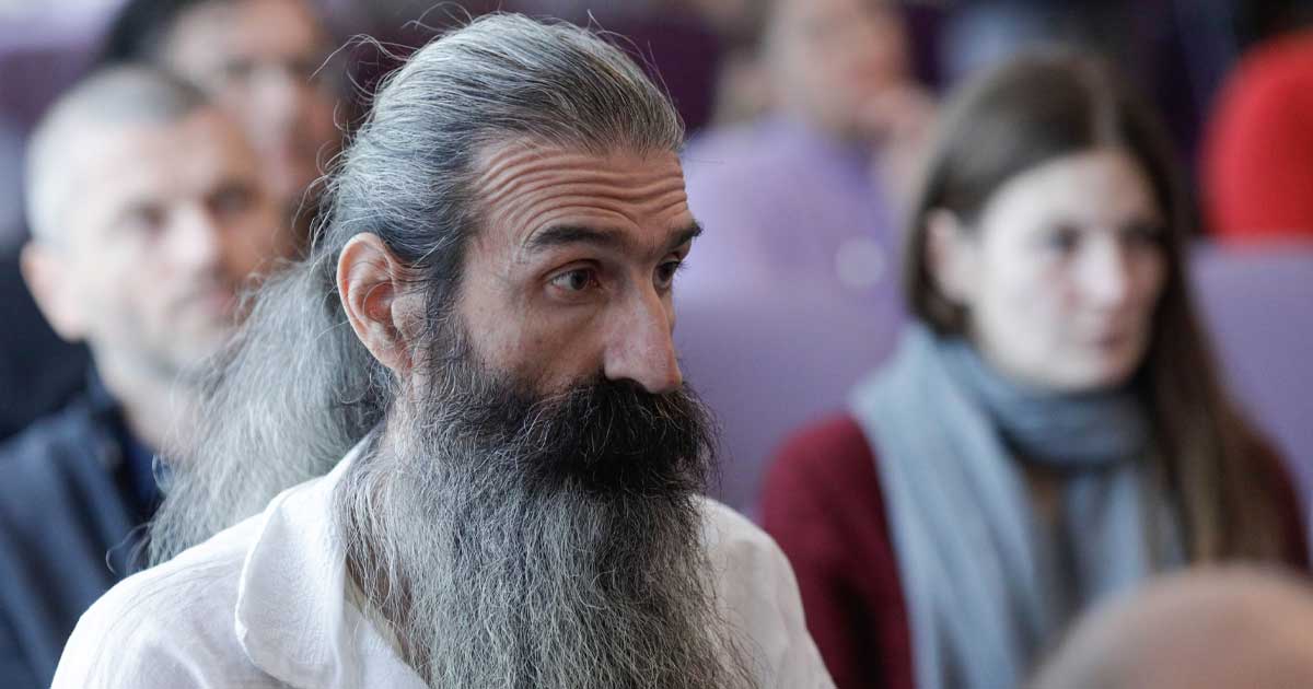 Cezar Avrămuță, cunoscut drept Stegarul Dac, săltat de jandarmi la Buftea în decembrie 2025, în timpul unui protest în susținerea lui Călin Georgescu