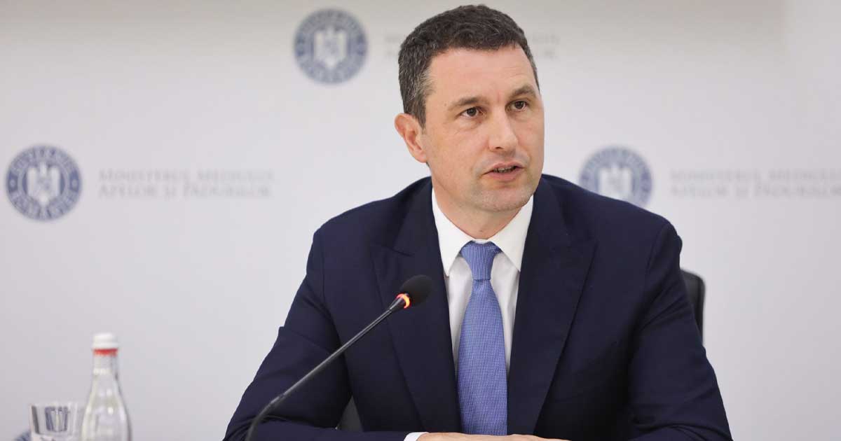 Tanczos Barna, vicepremierul României, la o conferință de presă despre criza apei din județul Prahova, București, decembrie 2025