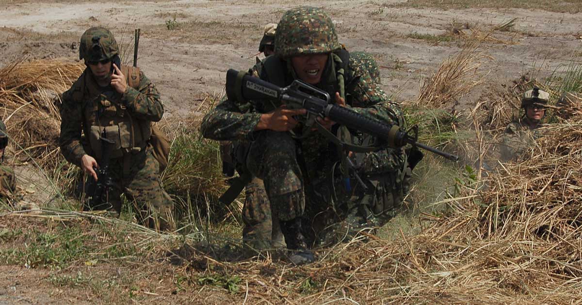 Luptători ai Armatei Populare Noi din Filipine în munții Sierra Madre, conflict ce durează de 56 de ani cu armistițiu anual de Crăciun