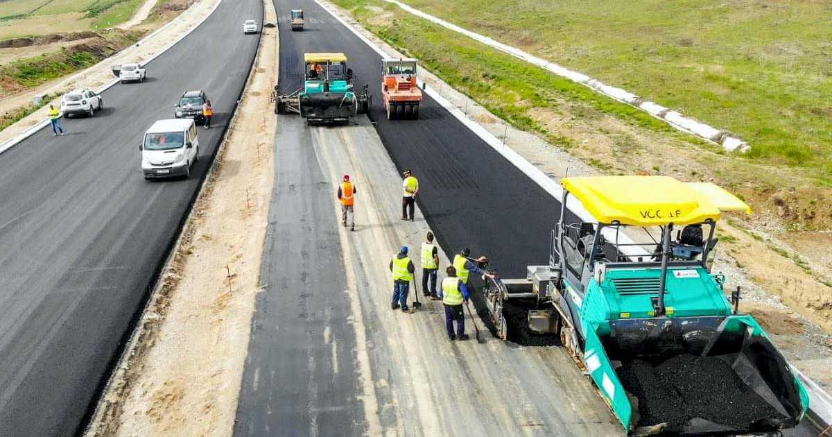 Șantier de construcție pe Autostrada Moldovei A7, cu utilaje grele și lucrări în desfășurare, România, ianuarie 2026