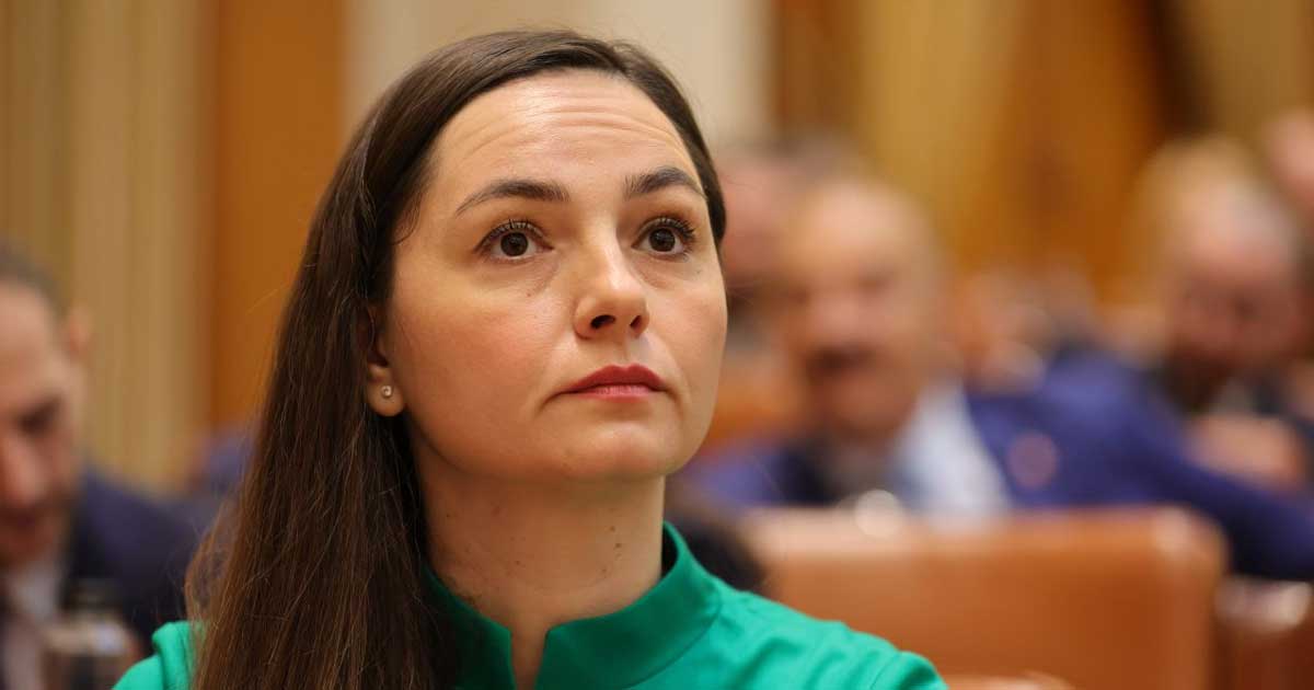 Anamaria Gavrilă, președinta Partidului Oamenilor Tineri, în conferință de presă la București, ianuarie 2026