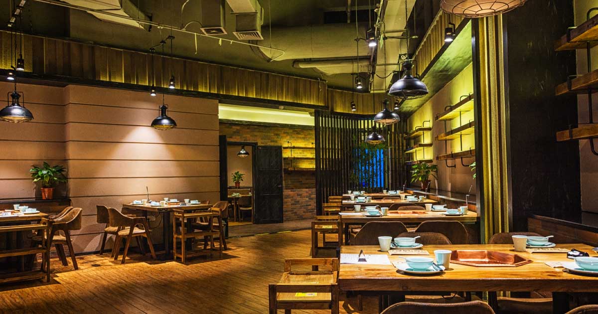 Interior restaurant gol cu mese aranjate, ilustrând criza din industria HORECA din România, ianuarie 2026