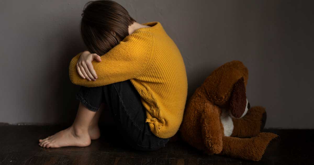 decizie istorica in favoarea copiilor in romania a fost emis primul ordin de protectie pentru alienare parentala si violenta psihologica 367255 Copil singur manifestând efectele alienării parentale, imagine simbolică pentru decizia istorică a justiției române din ianuarie 2026