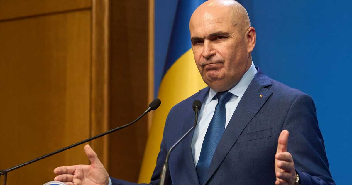 Profesor în clasă, reprezentând sectorul educației afectat de tăierile de posturi din învățământul românesc, ianuarie 2025