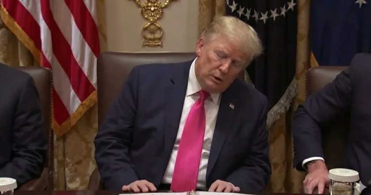 Donald Trump vorbind la o conferință de presă, imagine care ilustrează controversa privind starea sa cognitivă, ianuarie 2026