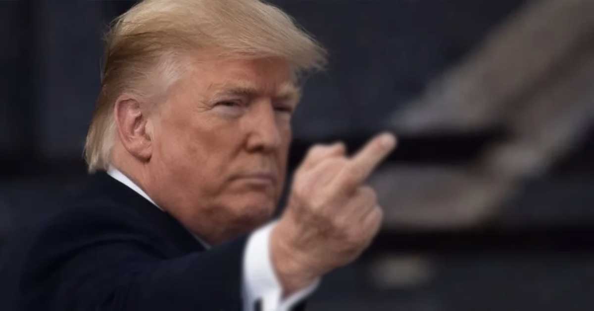 Donald Trump arată degetul mijlociu unui muncitor la fabrica Ford din Dearborn, Michigan, ianuarie 2026