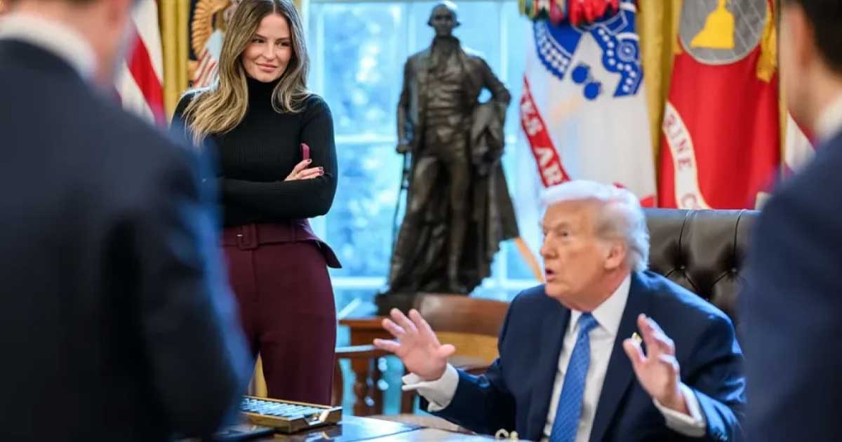 Margo Martin, consiliera și documentarista lui Donald Trump, filmând la Casa Albă cu telefonul mobil, ianuarie 2026