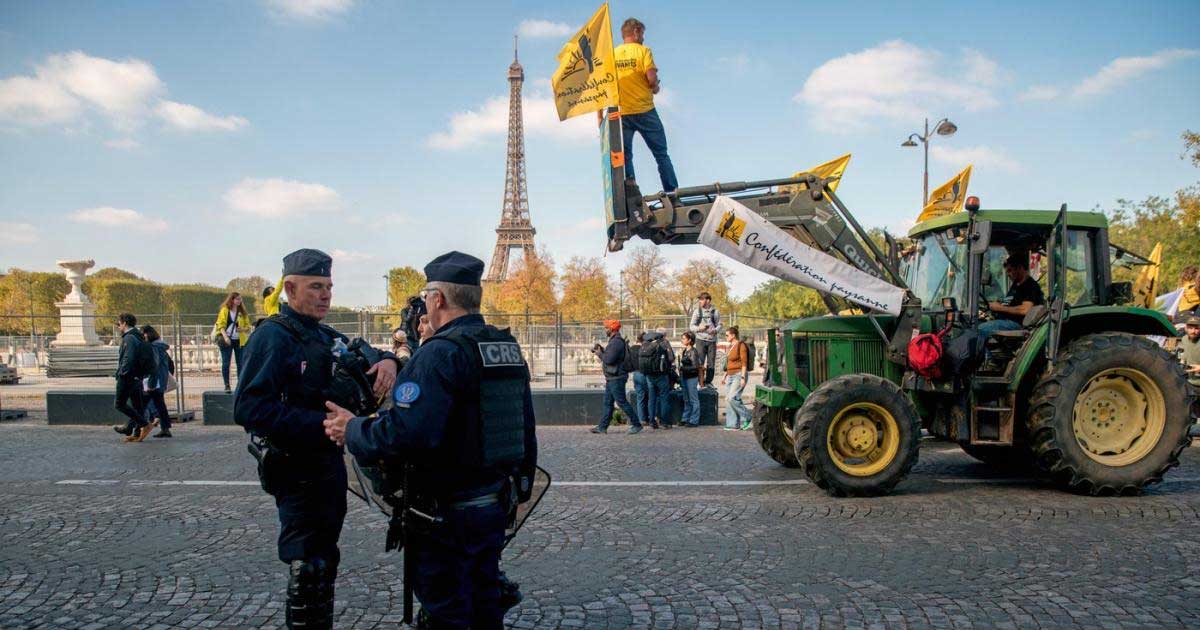 fermierii francezi incearca sa opreasca acordul mercosur tractoare pe champs elysees si langa turnul eiffel 238170 Fermieri francezi cu tractoare pe Champs-Élysées din Paris, protestând împotriva acordului UE-Mercosur, ianuarie 2026