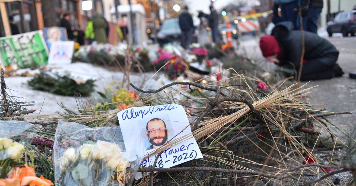Protestatari adunați la un memorial improvizat pentru Alex Pretti în Minneapolis, 25 ianuarie 2026