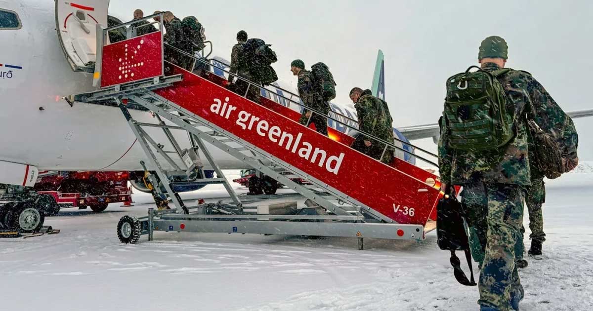 Soldați germani embarcându-se într-un avion Icelandair pe aeroportul din Nuuk după doar 44 de ore de la sosire