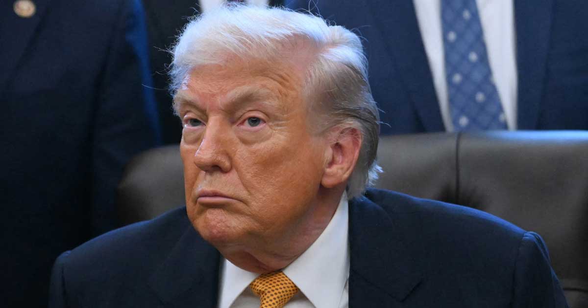 Donald Trump anunță noi tarife comerciale pentru Europa din Biroul Oval, ianuarie 2026, cu steagul american în fundal