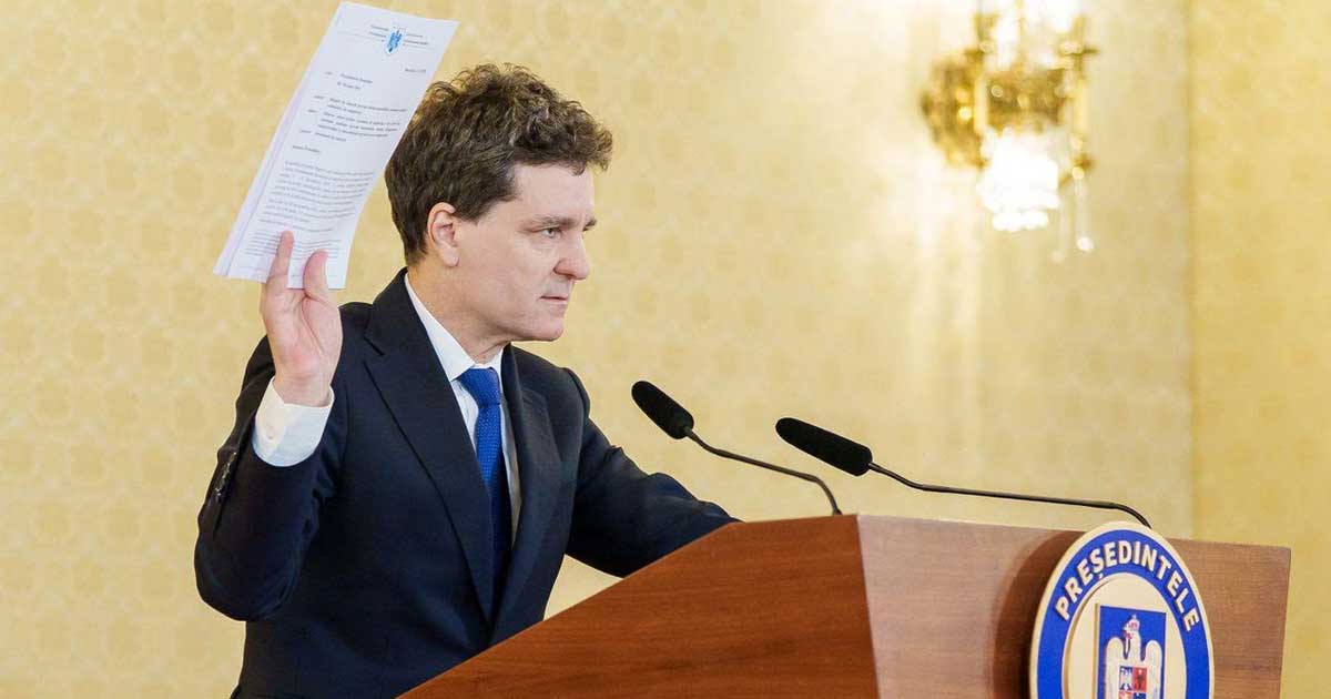 nicusor dan a promulgat legea pregatirii militare 274205 Președintele României Nicușor Dan semnează decretul de promulgare a legii pregătirii militare în București, ianuarie 2026