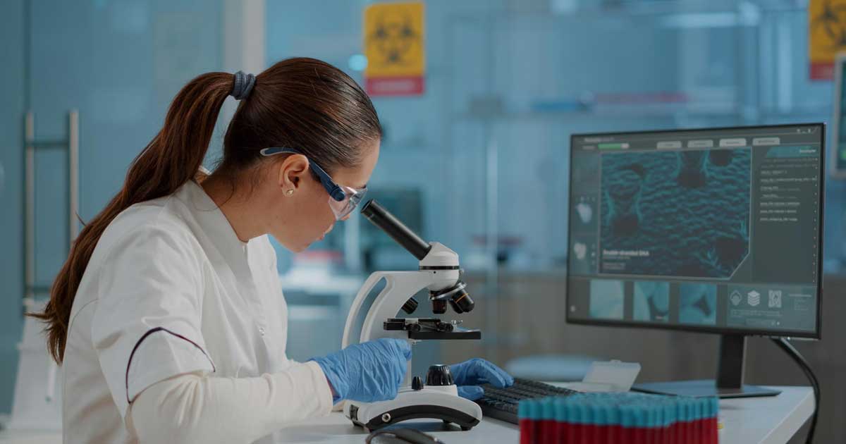 Laborator medical cu tuburi de analize și tehnician în timpul prelevării, ilustrând noile reguli CNAS, ianuarie 2025