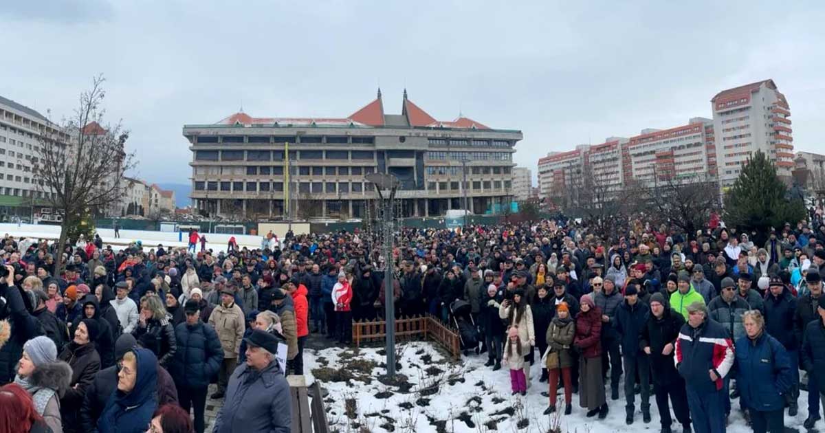 Peste 2.000 de persoane protestează în Piața Libertății din Miercurea-Ciuc împotriva majorării taxelor locale, 31 ianuarie 2026