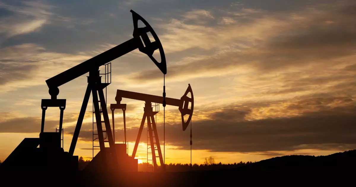 Instalație petrolieră pe fondul graficului cu evoluția prețurilor petrolului în 2025, între șocuri geopolitice și surplus