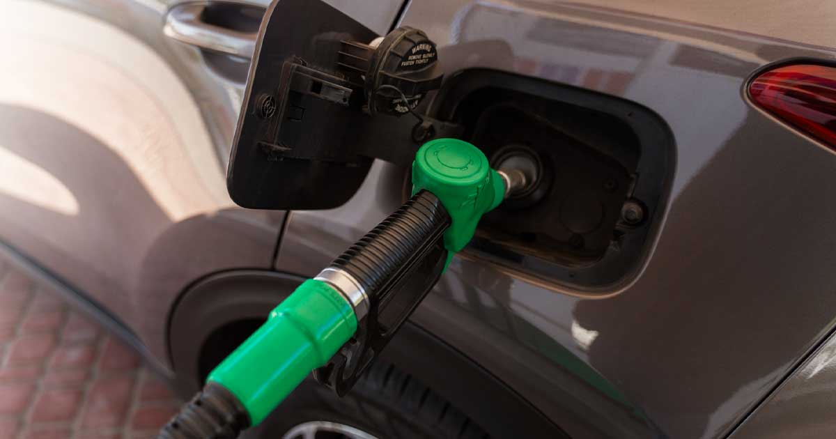 preturile la carburanti cresc in noaptea de anul nou cat va costa un plin dupa majorarea accizelor 483349 Șofer alimentând mașina la pompă în România înainte de scumpirea carburanților din ianuarie 2026