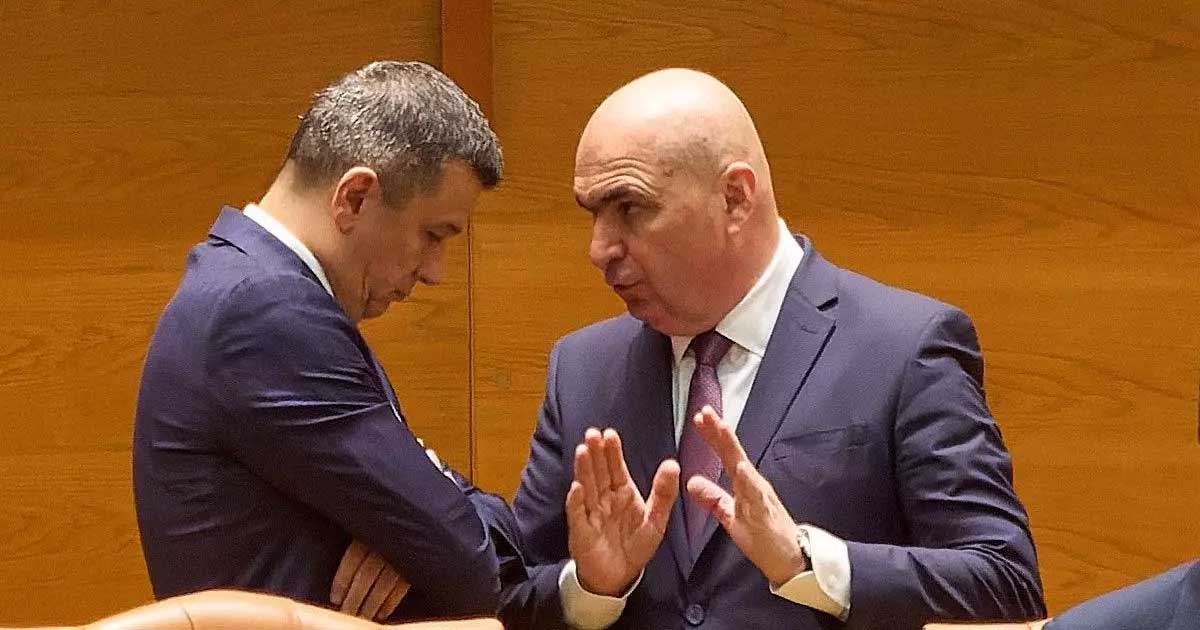 Ilie Bolojan și Sorin Grindeanu în ședința coaliției de guvernare discutând despre Pachetul 3 de măsuri fiscale, ianuarie 2026