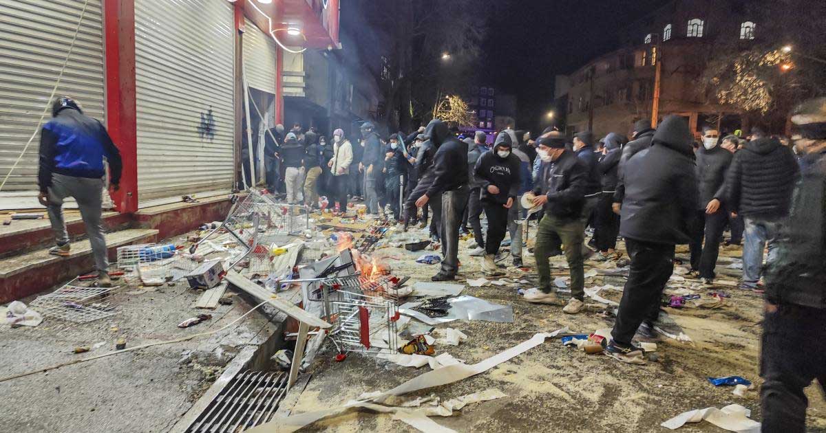 Forțe de securitate iraniene dispersează manifestanți în centrul Teheranului în timpul protestelor antiguvernamentale din ianuarie 2026