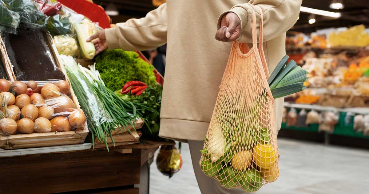 Inflație România decembrie 2025: coș de cumpărături cu alimente și facturi, ilustrând scumpirile