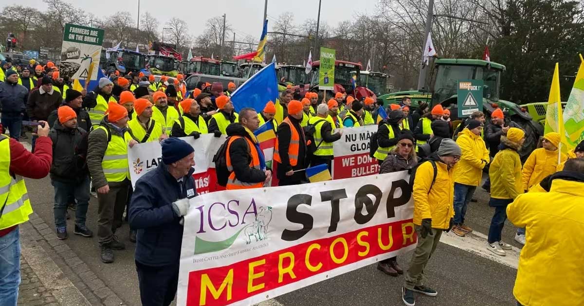 Protest al fermierilor în fața Parlamentului European de la Strasbourg împotriva acordului UE-Mercosur, ianuarie 2026