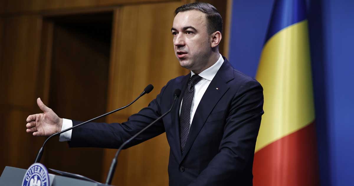 Ministrul Energiei Bogdan Ivan prezintă rezultatele celor șase luni de mandat la conferința de presă din București, decembrie 2025