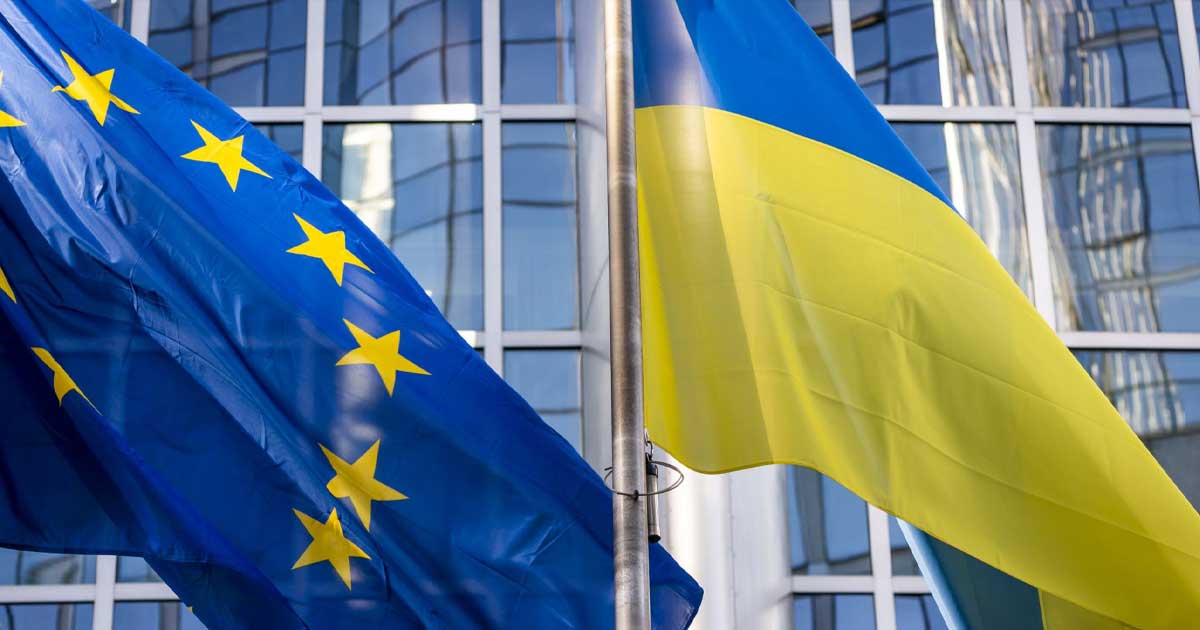 Steagurile UEi și Ucrainei în contrast, ilustrând tensiunile diplomatice privind dubla cetățenie, ianuarie 2026