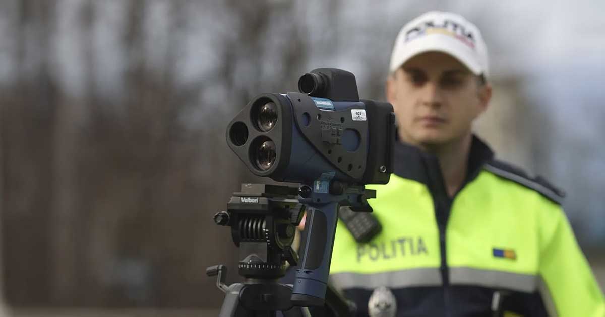 Cameră radar inteligentă montată pe portal pe autostradă pentru sistemul e-Sigur, România, ianuarie 2026