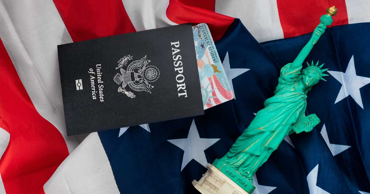 tarile care interzic accesul cetatenilor americani 972122 Pașaport american închis pe fundal albastru, ianuarie 2026, ilustrând restricțiile de călătorie reciproce între SUA și țări africane