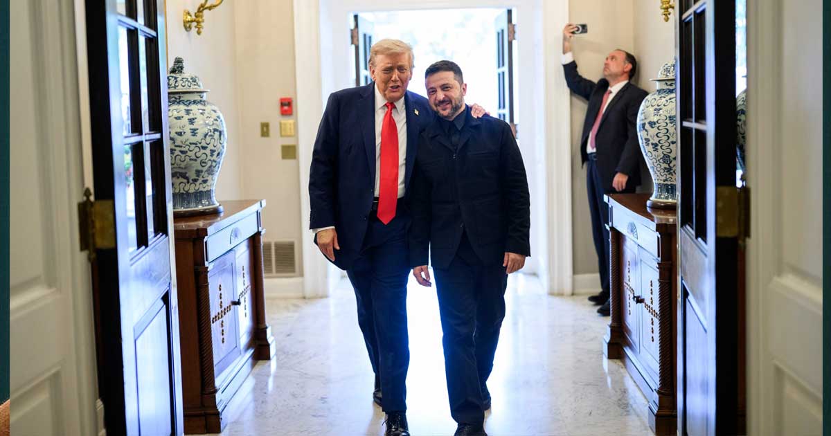 Volodimir Zelenski zâmbind la conferința de presă din Kiev în timp ce comentează despre operațiunea americană din Venezuela, ianuarie 2026