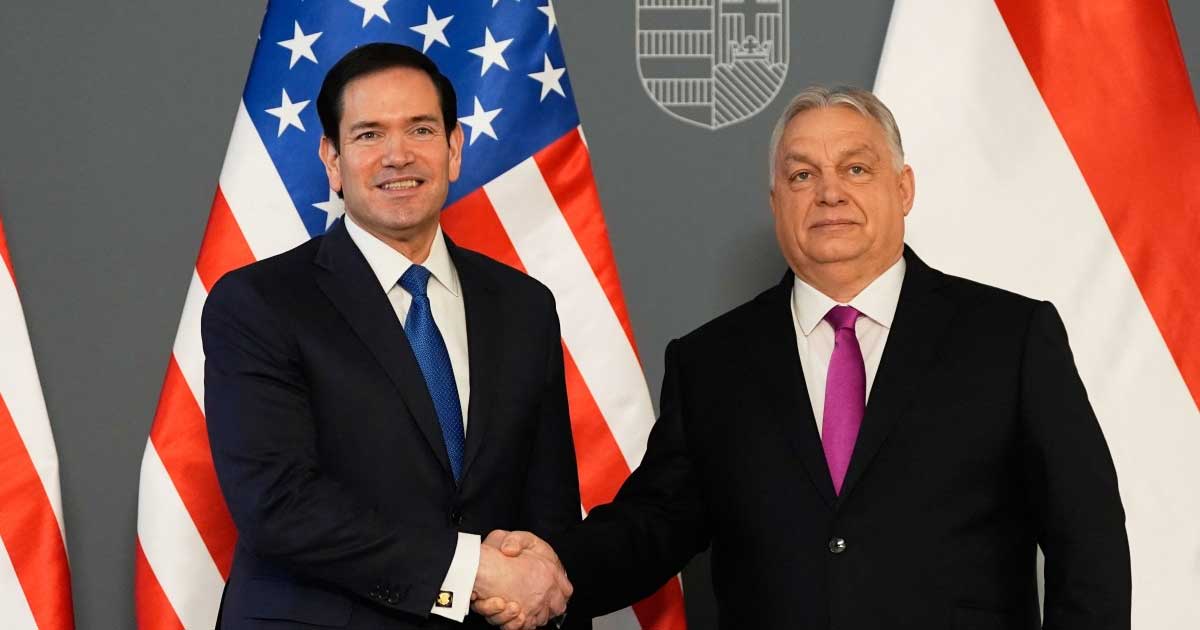 Secretarul de Stat american Marco Rubio alături de premierul Viktor Orbán la conferința de presă de la Budapesta, unde a respins acuzele lui Zelenski, 16 februarie 2026
