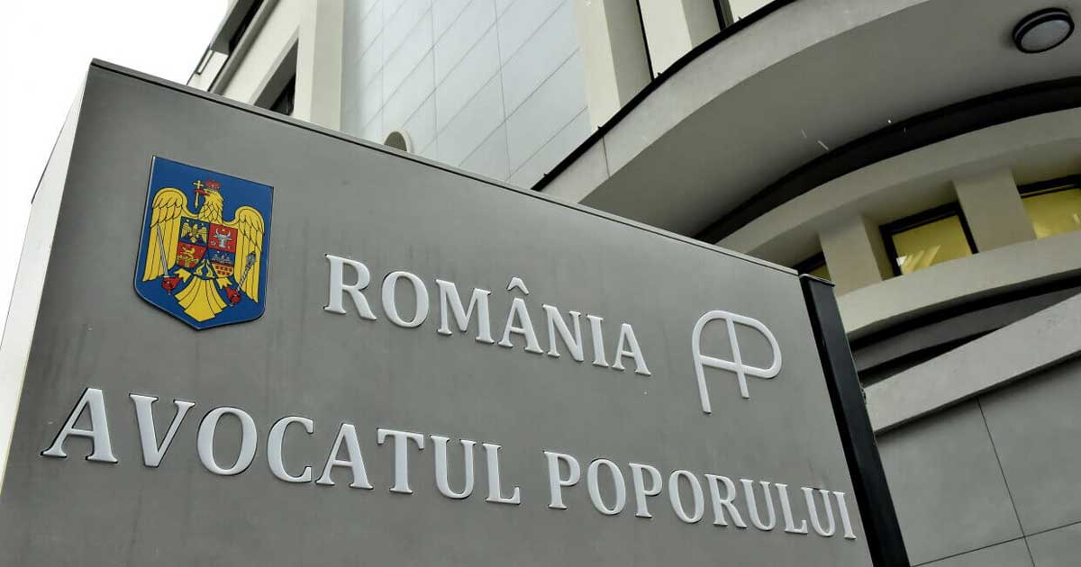 Reprezentant al Avocatului Poporului depunând sesizarea la Curtea Constituțională privind neplata primei zile de concediu medical, București, februarie 2026