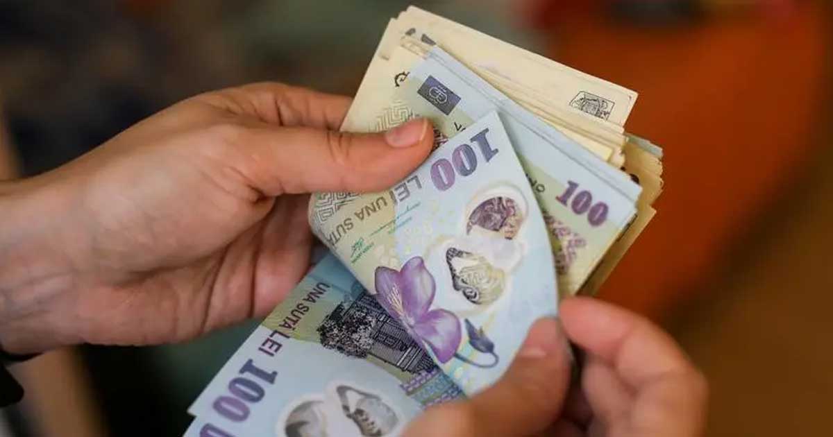bani virati mai devreme pentru milioane de romani in luna februarie 963984 Familie românească verificând contul bancar pentru alocația de stat și indemnizația pentru copii virată anticipat în februarie 2026