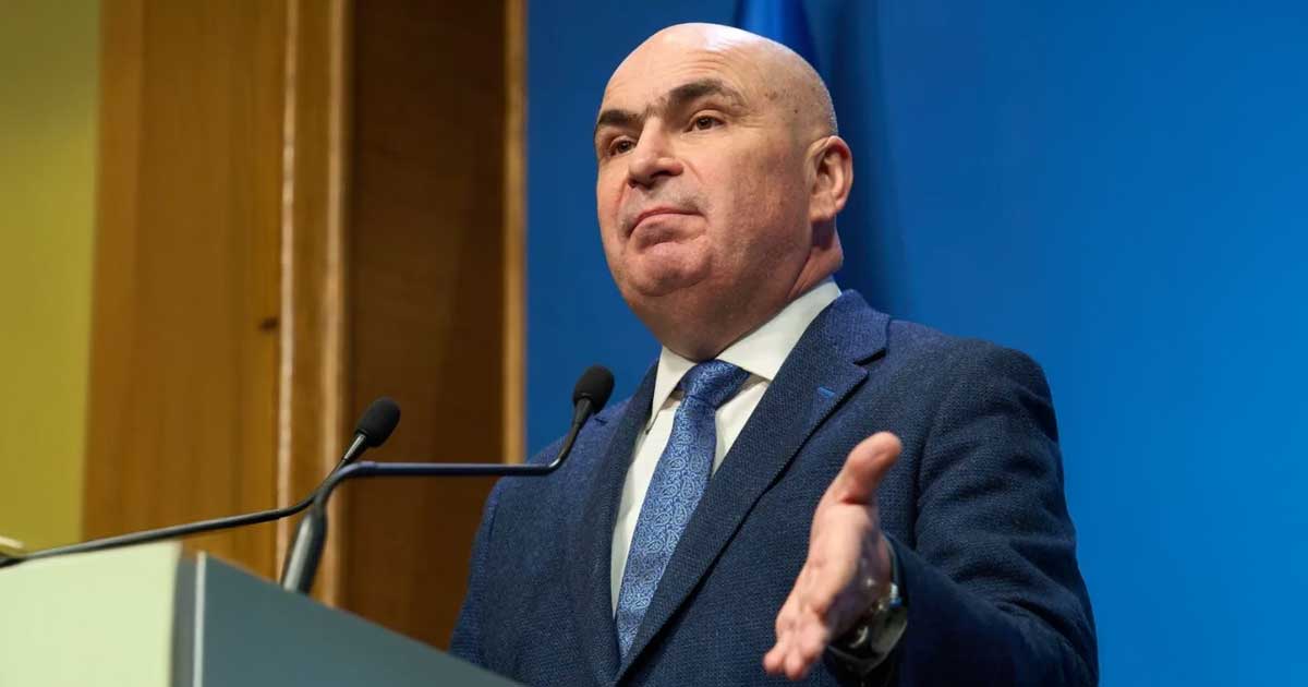 Premierul Ilie Bolojan în timpul discursului la Adunarea Generală a Asociației Comunelor din România, unde a fost huiduit de primarii nemulțumiți, februarie 2026