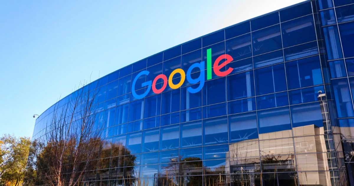 Sigla Google pe o cladire, în contextul anchetei antitrust deschise de Comisia Europeană privind AI și publicitate, 2026