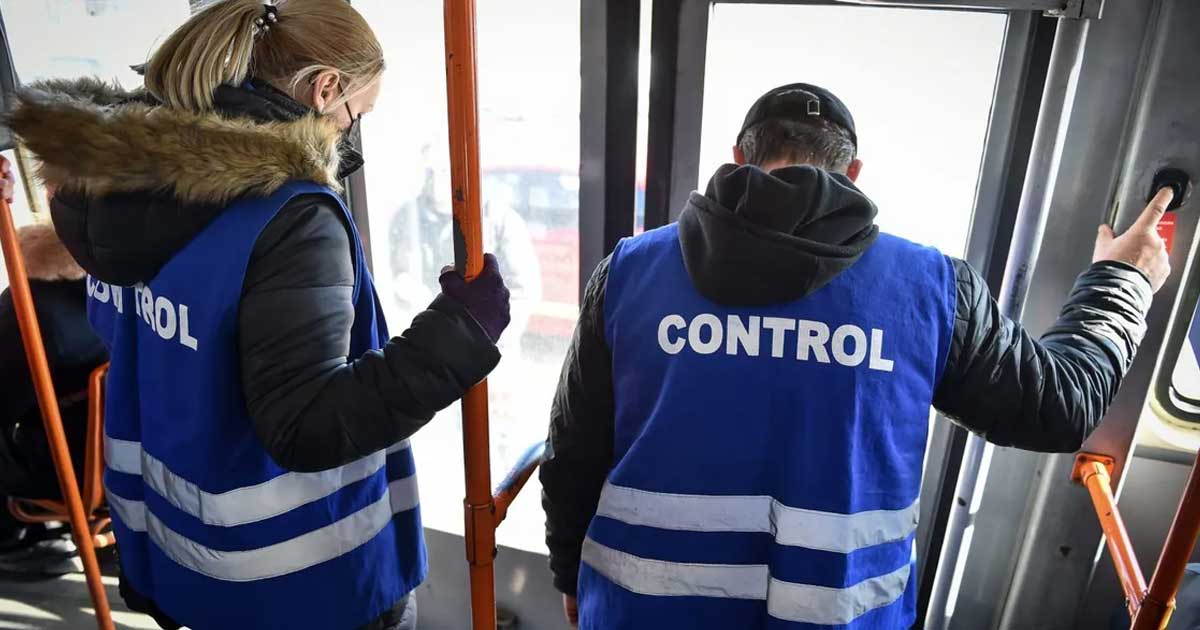 Controlori STB verificând documente în autobuz din București, februarie 2026, în contextul problemelor cu cărțile de identitate electronice fără adresă tipărită