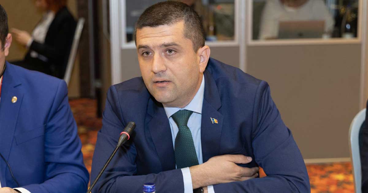 Ministrul Apărării Radu Miruță vorbind despre cheltuielile cu piloții F-16 la declarații publice, România 2026
