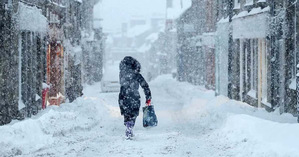 cat platesc romanii pentru o zi de cod rosu de ninsoare iarna loveste portofelul oamenilor 381423 Utilaje de deszăpezire intervenind pe o stradă din București în timpul codului roșu de ninsoare, februarie 2026