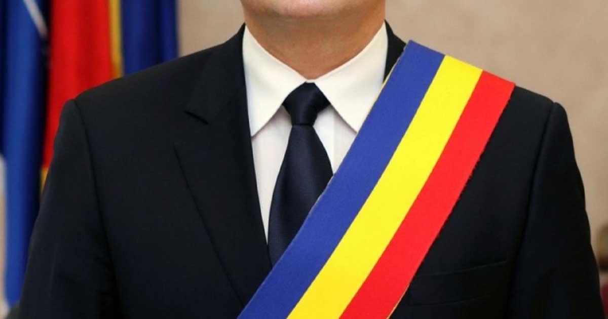 comasarea comunelor solutia care poate salva bugetul sau bomba sociala 662627 Primari din România în fața sediilor de consilii locale rurale, în contextul dezbaterii privind comasarea administrativă, 2026