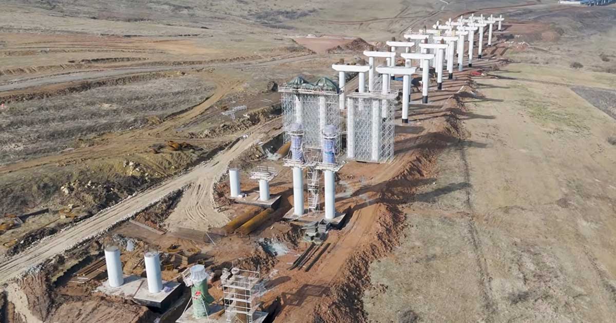 Lucrări la viaductul Topa Mică pe Autostrada Transilvania, cu utilaje montând grinzi, februarie 2026