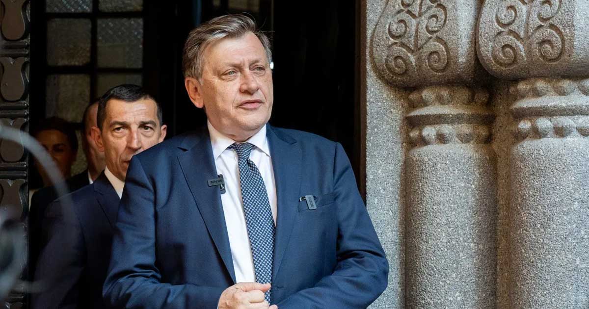 crin antonescu iese la atac si confirma tradarea lui ilie bolojan 864038 Crin Antonescu și Ilie Bolojan în cadrul unei întâlniri PNL, ilustrând tensiunile interne din partid legate de campania prezidențială din 2024-2025