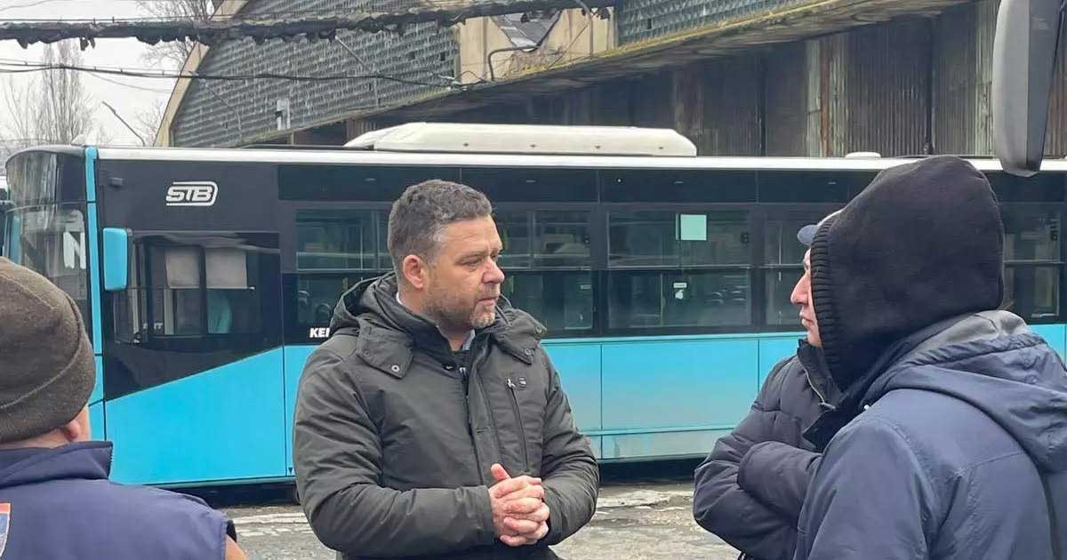 Autobuz STB în stație din București, anunț plan de redresare financiară cu reducere directori și săptămână de lucru de 4 zile, februarie 2026