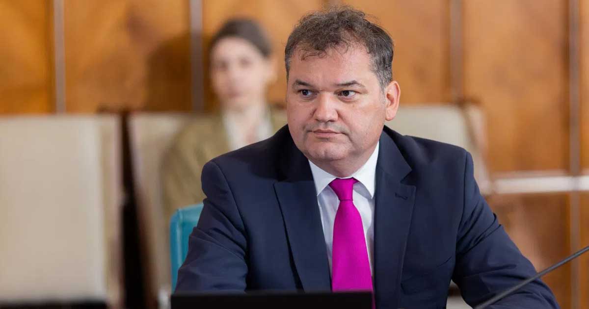 Cseke Attila, ministrul Dezvoltării, anunță excluderea creșterilor de taxe la conferința de presă, București, februarie 2026