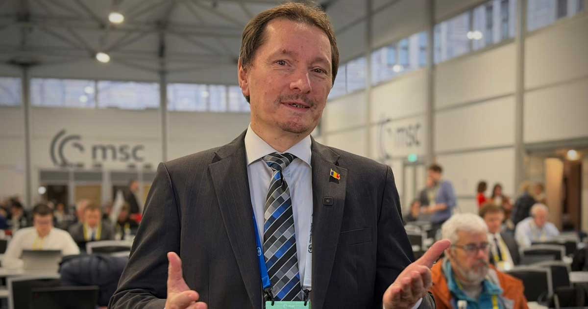 Directorul DNSC Dan Cîmpean semnând memorandumul Alianței Cibernetice pentru Reziliență Regională la Kiev, 20 februarie 2026