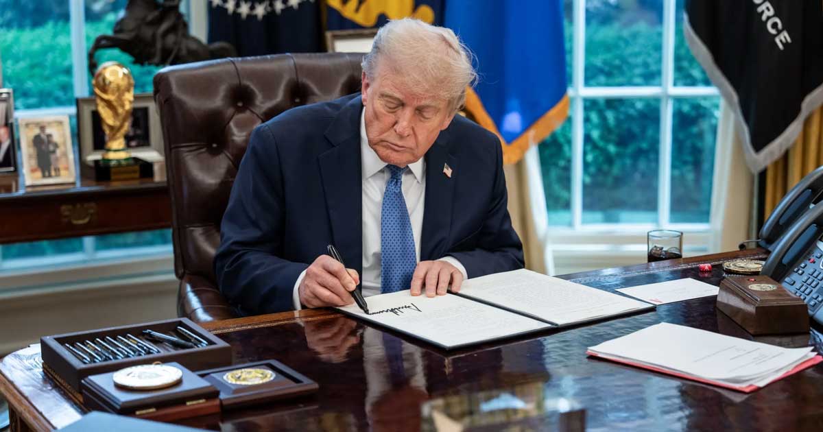 Donald Trump semnează decretul privind energia din cărbune la Casa Albă, înconjurat de mineri, februarie 2026