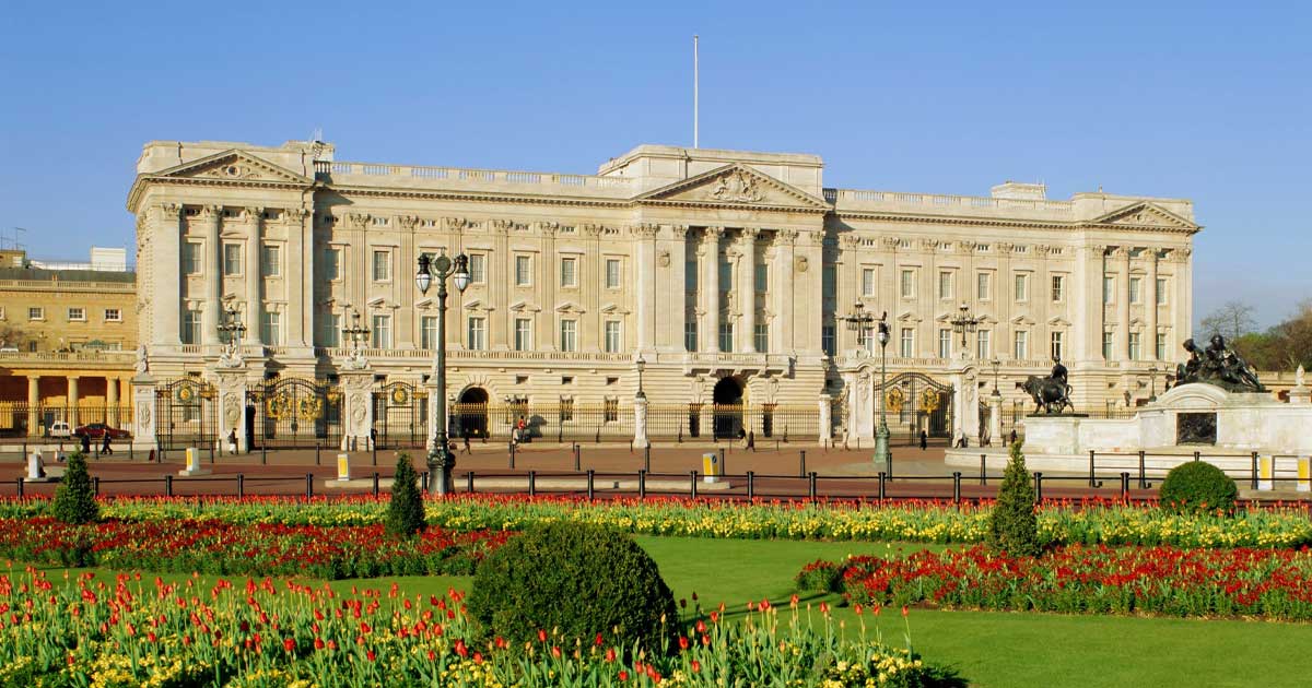 dosarul epstein bubuie si in romania o romanca foarte draguta a fost livrata la castelul familiei regale din marea britanie 981803 Palatul Buckingham, reședința regală britanică unde s-a desfășurat cina privată organizată de Andrew Mountbatten-Windsor cu participarea româncei aduse de Jeffrey Epstein în septembrie 2010