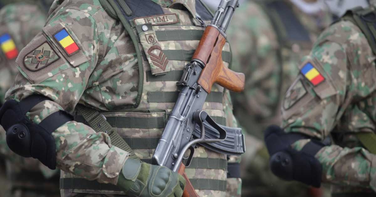 Militari români în formație la paradă, în contextul anunțului privind reforma pensiilor militare prin OUG, februarie 2026