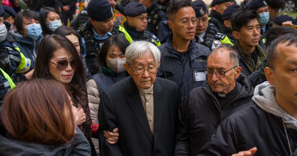 Jimmy Lai escortat de autorități la tribunalul din Hong Kong înainte de pronunțarea sentinței de 20 de ani închisoare, februarie 2026